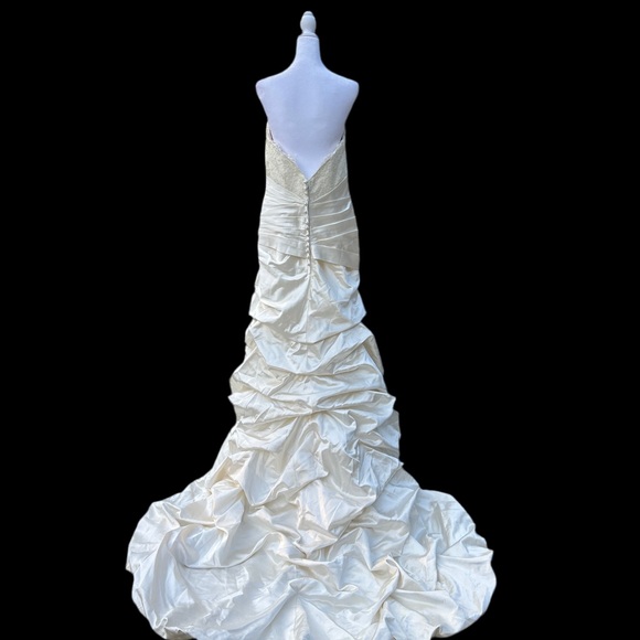 Allure Bridals Ivory Wedding Gown – Style #8674 Size 16 - Picture 3 of 5